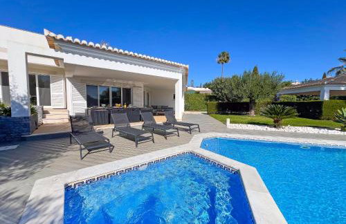 Beautiful 4-Bedroom Villa with Garden and Pool - Foto 4
