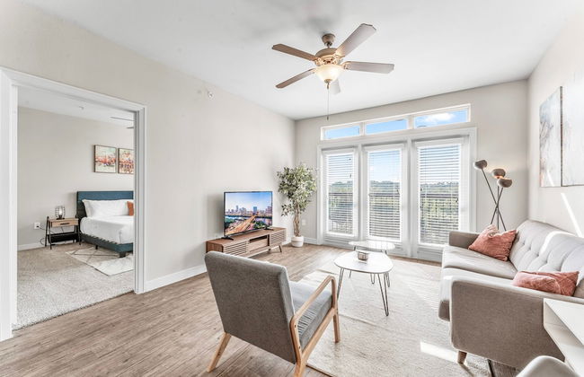 Airy Soco 2BR King Suite w Gympickleballlaundry - Foto 11