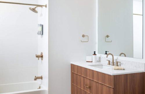 Back-Bay Lux Central 2BR Condo with Rooftop and Parking - Foto 51