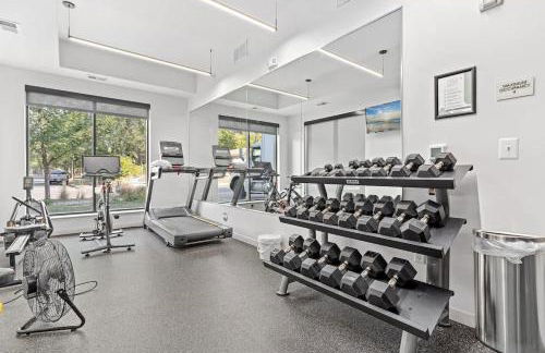 Lux 2BD Gym Rooftop Street Parking by DT UMN - Foto 36