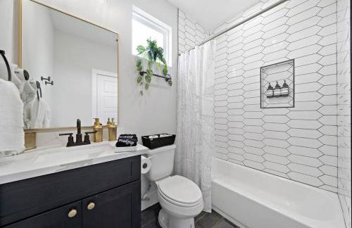 Black House - Downtown Elegance with HotTub and King Beds - Foto 43