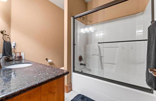 New! Black Bear Inn - Pet friendly - trailer parking - walk to lake - rustic - Foto 17