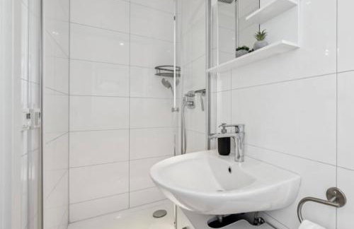 Prime Host Balcony Apartment - Photo 15