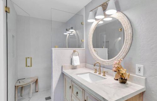 NEW LISTING! Reel Joy Waterfront Luxe with Pool and Private Dock home - Foto 20