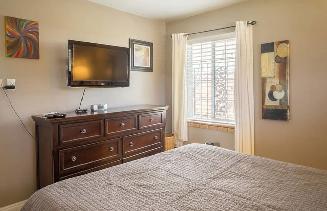 The Retro Escape City Park Hot Tub & Movie Theater - Foto 2