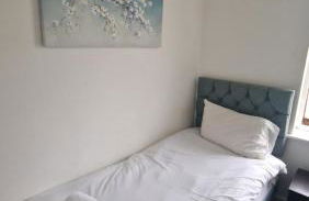 BrumStay - 4 Bedrooms TownHouse sleeps 6 with Driveway Parking and Garden - Foto 16