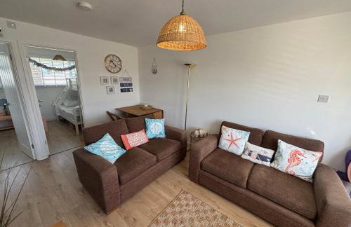 288, Two bed Chalet on Belle Aire Holiday Park - With private veranda, sleeps 5, pet friendly, free Wi-Fi, bed linen and towels included and onsite entertainment available - Foto 3
