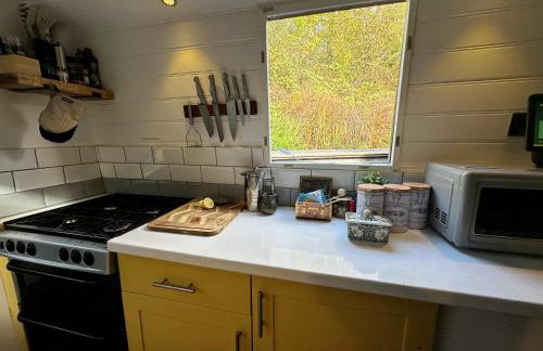 BrightOwl Waterside Narrowboat Cottage Experience - Foto 22