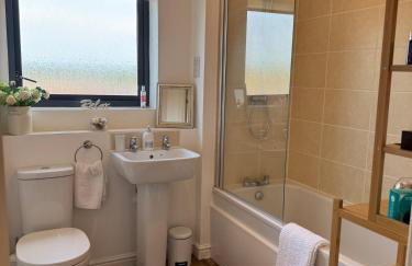 Uxbridge-Modern 2 bed Apt with Lift & Parking - Photo 11