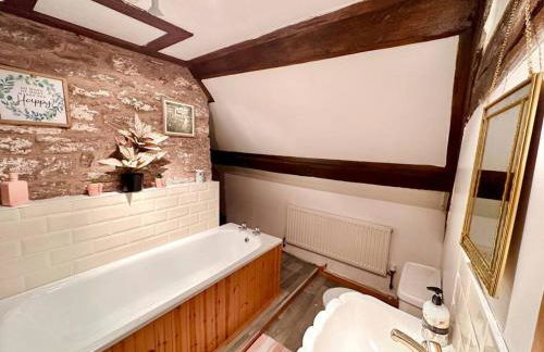 16th Century Farm House,6 Beds,5 BATHROOMS,SLEEPS 15,BBQ,HOT TUB,CINEMA ROOM WITH SURROUND SOUND,With Cymru Holidays - Foto 79