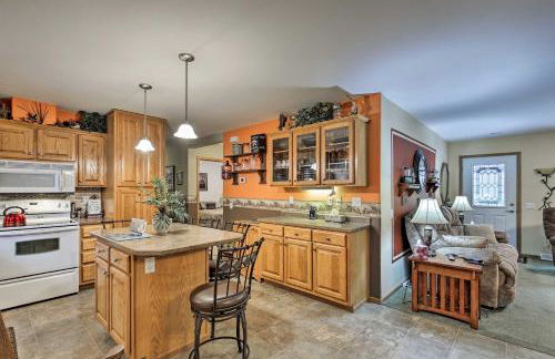 Lakefront Family Getaway with Private Deck and Dock! - Foto 9