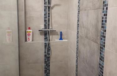 BedinReims "burgundy bottle" 110m2 Exceptional, 4 chambres doubles, 2 bain, free park & wifi, tout équipé - Foto 15