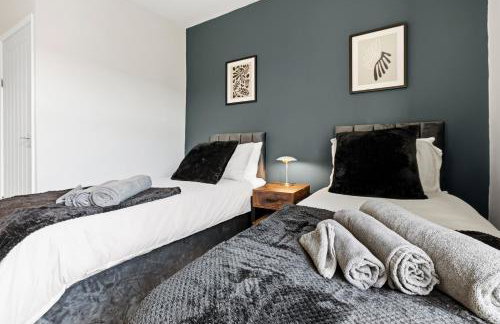 Modern 5 Bed 2 Bath House w Free Parking - Photo 8