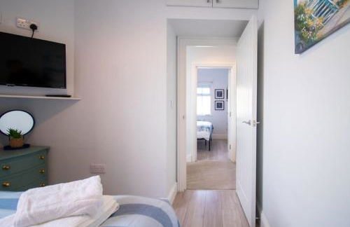 The Little Blue House by Sheppey Stays -Cosy 2BR Blue House - Near Docks with Parking - Foto 8