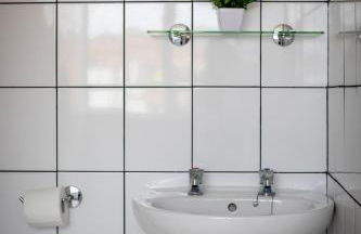 Crystal House Flat 3 - free private parking - metro - Foto 30