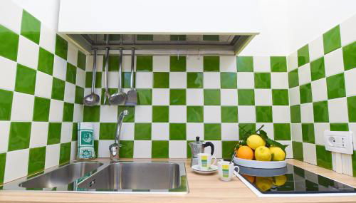 Sorrento Central Rooms - Photo 4, stove