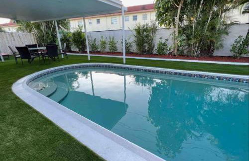 Royal Luxe Pool Home near Ft Laud airport and each - Photo 53