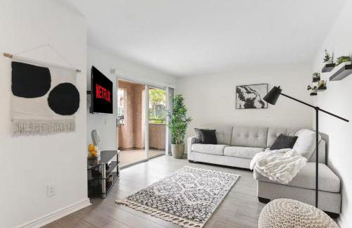 Stylish 1BR with KING Bed, Pool, Jacuzzi & Gym, Free Parking, Near UCSD - Foto 1