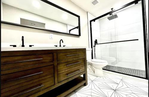 Private Home - Heated Pool, Billiards, Darts, Foosball, Fireplace, 5 Smart TVs, BBQ, Cotton Bedding - The Saguaro Sanctuary, Pool Heat Optional - Foto 25