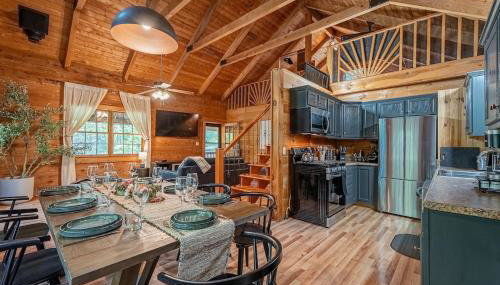 Log Cabin with Hot Tub, Game Room-10 min to NRG - Foto 4