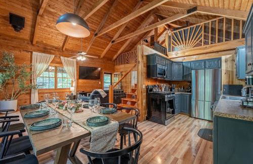 Log Cabin with Hot Tub, Game Room-10 min to NRG - Foto 4