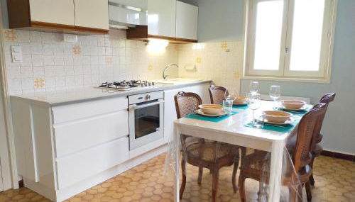 Chez Tata Malou - Maison avec jardin, cour fermée, proche toutes commodités - Foto 2, Garden view, stove, dishwasher, heating