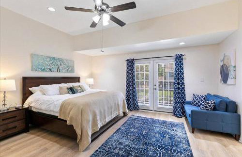 Bring the Crew! 4BR Luxe Pad, Backyard Magic & City at Your Door - Foto 17