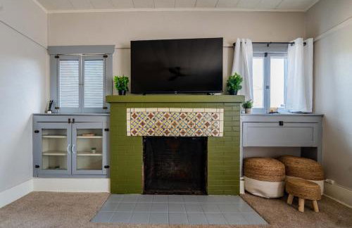 Work Desk- FirePit-Pool-Steps to UofA - Foto 56