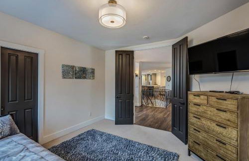 Cozy mountain home w riverfront patio - Foto 71