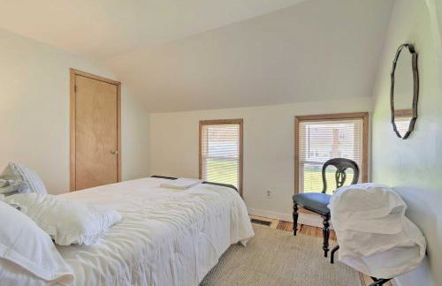 Walk to Beach! Sodus Point Escape with Private Yard - Foto 23