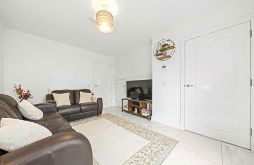 Fern Walk Spacious 3 Bedroom House - Dalkeith - Photo 3