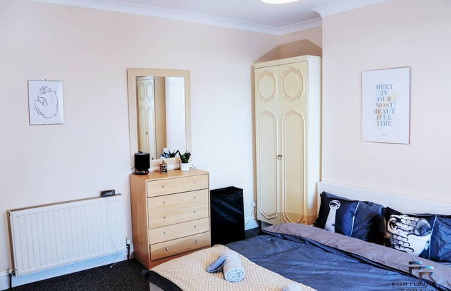 Beautiful 5-bed House Roker Beach - Photo 4