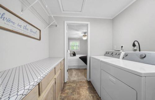 Ultimate Family Fun Lakehouse with pool and dock - Foto 21