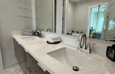 The Canvas Modern 4BR Retreat Rooftop - Photo 21