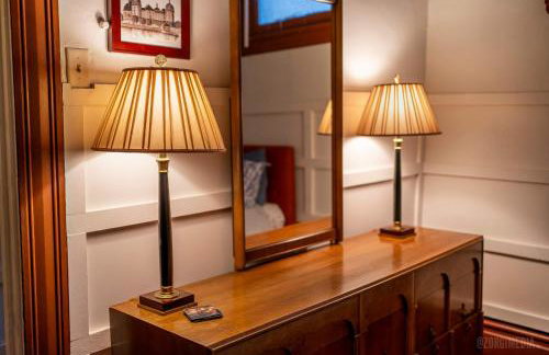 Step Back in Time Charming Victorian with Modern Amenities - Foto 39