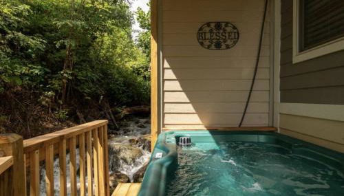 Falling Brook – Cozy Creekside Cabin with Hot Tub, Game Loft & Dog-Friendly Comfort - Foto 4