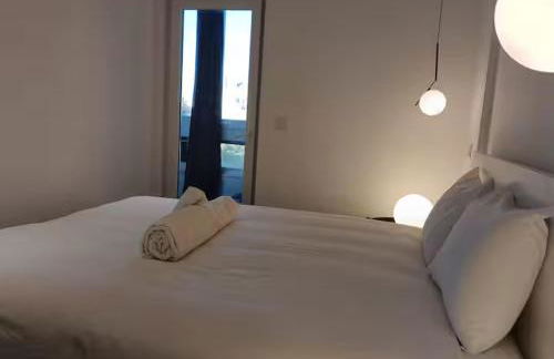 Spacious & Near the Subway - Photo 2