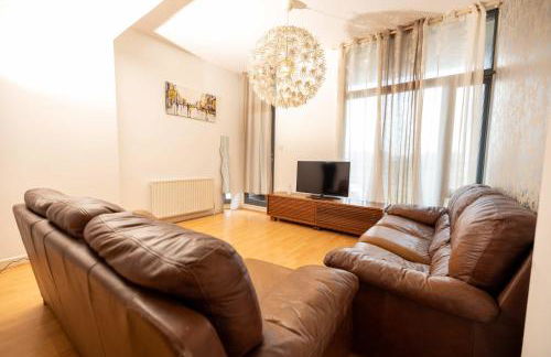 Muirhouse 2BR Apartment with Free Parking - Foto 1