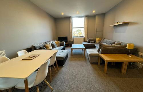 1 bed Apt close to Leeds Arena Sleeps up to 4 people F1 - Photo 1