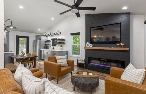 Modern 2BR Cabin w Hot Tub Near Wine Trail - Photo 1