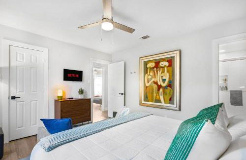 Modern 3BR Retreat with Fun Yard, Mini-Golf, Hot Tub & BBQ Dining Deck - Foto 31