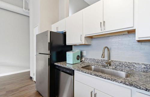 Luxury Downtown Cityview Suite Skywalk Access and Free Garage Parking - Foto 39