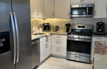 Poconos Chalet -Kayaks- HotTub-Karaoke-Lake - Foto 15