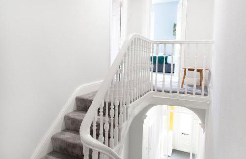 4 Bedrooms Spacious House With 2 Bathrooms Free Parking - sleeps up to 10 guests - Foto 52