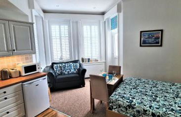 A Beautiful Apartment with Stunning Sea Views & Private Balcony - Photo 17