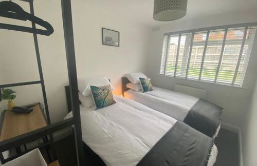 Beau - Brambles Chine, Colwell Bay - 5 star WiFi - Short walk to The Hut and beach - 1 night stays available - Ferry offers - Photo 8