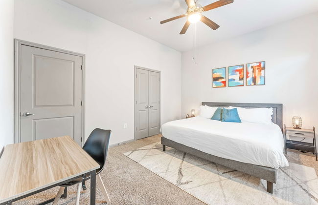 Homey 2BR Suite Close to Downtown w Fast Wifi - Foto 3