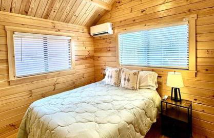 Charming Log Cabin with Loft on Lake James- Private Resort Amenities - Foto 5