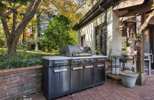 Stylish Mountain Retreat with Sunroom and Pergola - Foto 72