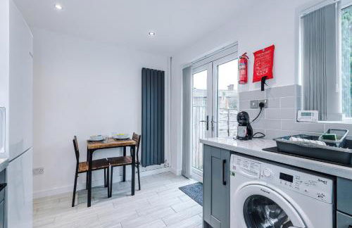 Stylish 2BR House for 4 in Manchester with Parking - Foto 38